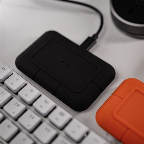 原来是这样的存储方案!探秘B站百万博主“怪兽电台”的剪辑工作台 https://popsoft.com/wp-content/uploads/2022/08/%E6%80%AA%E5%85%BD%E7%94%B5%E5%8F%B0%E7%9A%84LaCie-Rugged-SSD-Pro-480x480.jpg