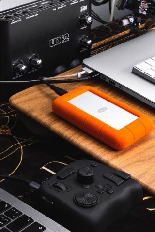 原来是这样的存储方案!探秘B站百万博主“怪兽电台”的剪辑工作台 https://popsoft.com/wp-content/uploads/2022/08/%E6%80%AA%E5%85%BD%E7%94%B5%E5%8F%B0%E7%9A%84LaCie-Rugged-USB-C-320x480.jpg