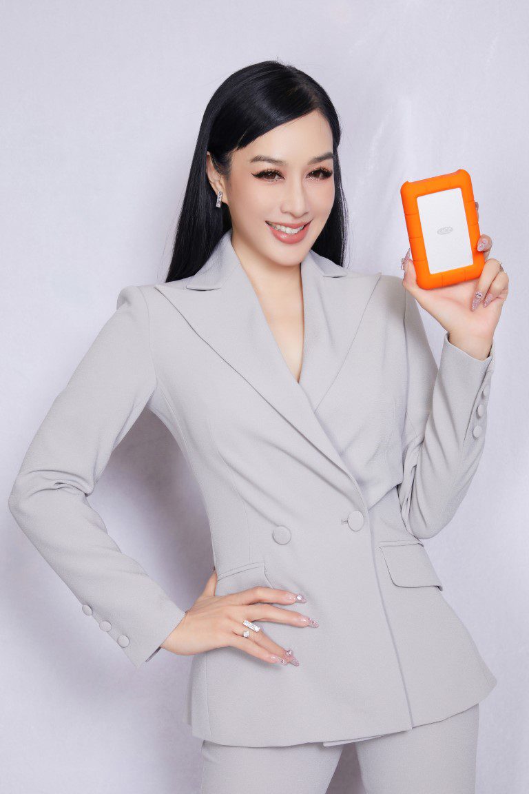 女神钟丽缇私家最爱:LaCie雷孜小金刚,三防硬盘助你乘风破浪 https://popsoft.com/wp-content/uploads/2023/03/%E9%92%9F%E4%B8%BD%E7%BC%87%E4%B8%8ELaCie%E9%9B%B7%E5%AD%9C%E5%B0%8F%E9%87%91%E5%88%9A%E7%A7%BB%E5%8A%A8%E7%A1%AC%E7%9B%98-%E4%B8%AD.jpg