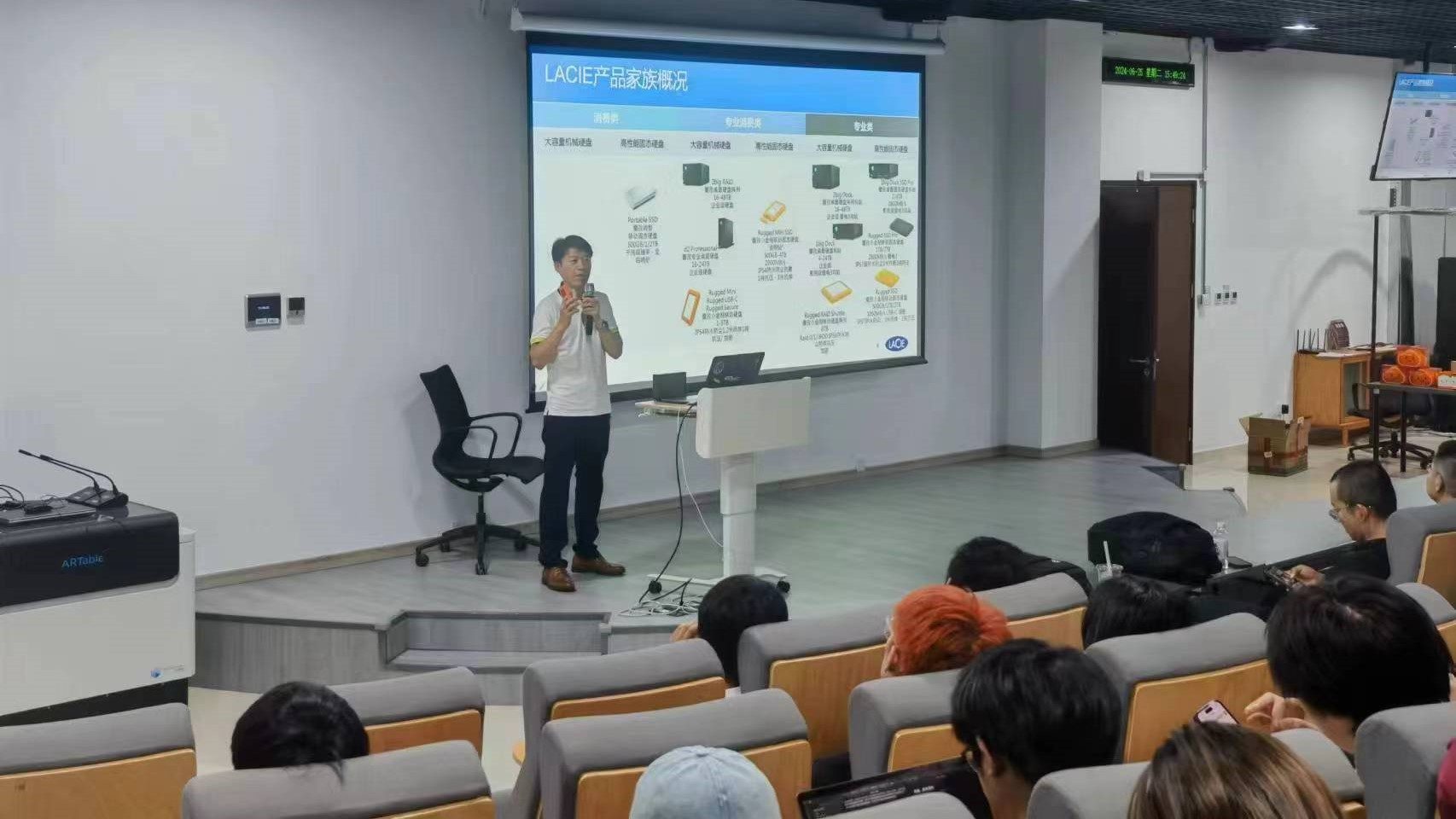 雷孜LaCie助力中国创新影像大赛,让灵感与技术并行 https://popsoft.com/wp-content/uploads/2024/06/%E5%8C%97%E4%BA%AC%E7%94%B5%E5%BD%B1%E5%AD%A6%E9%99%A2%E5%88%86%E4%BA%AB%E7%8E%B0%E5%9C%BA2.jpg